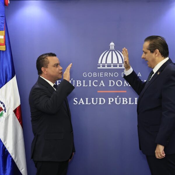 Ministro de Salud juramenta al doctor Julio Landr&oacute;n como nuevo director ejecutivo del Servicio Nacional de Salud (SNS)